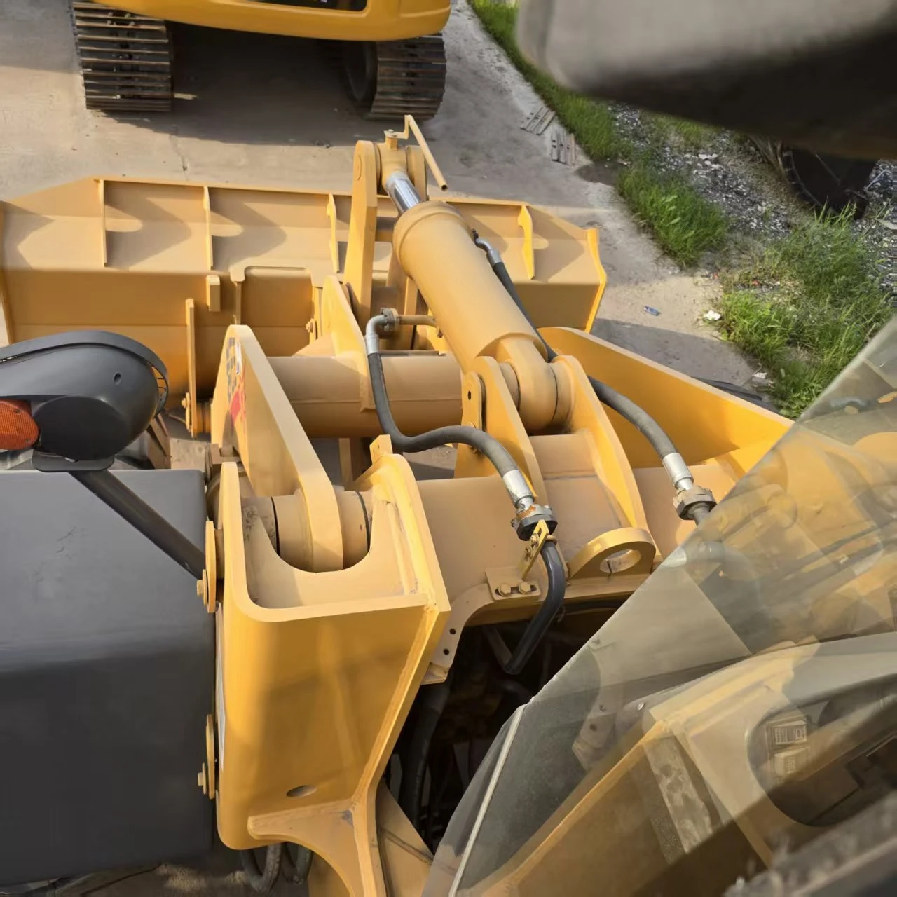 Heavy-Duty Lift Arm and Hydraulic Cylinder